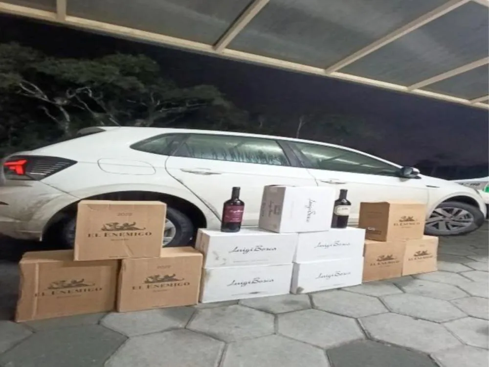 Carga de vinho importado sem nota é apreendida pela Polícia Militar em Indaial