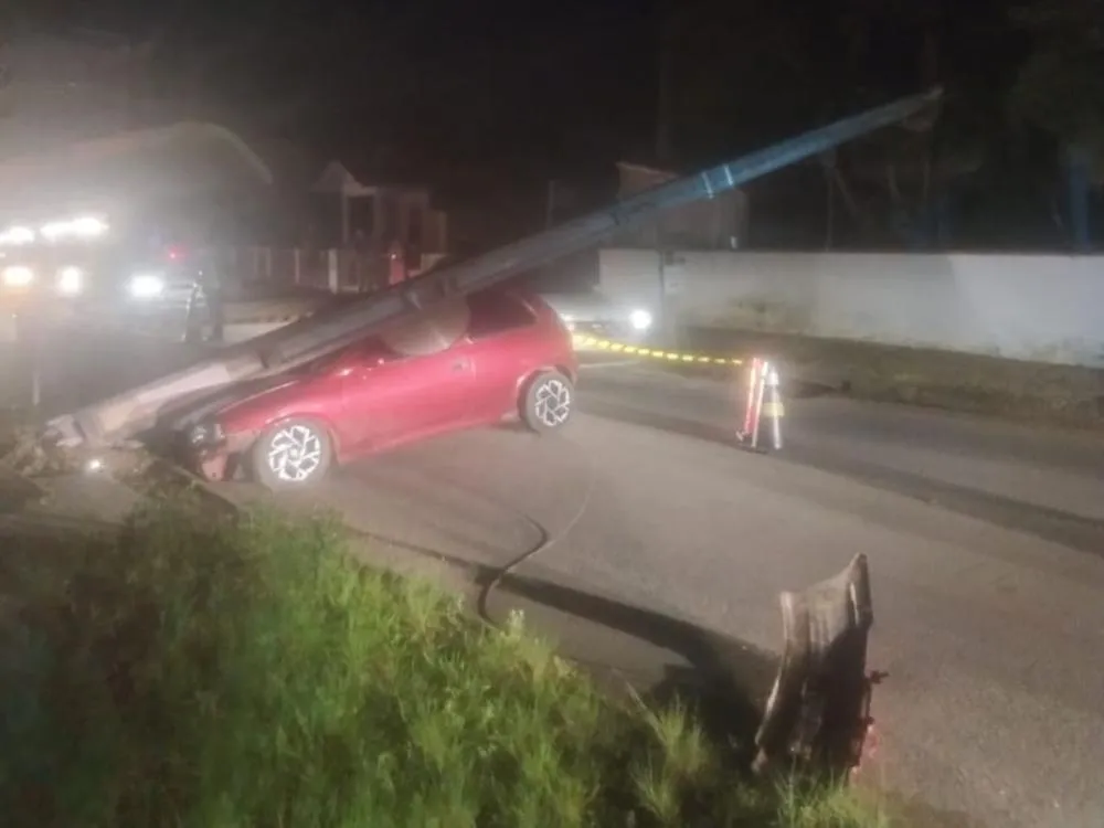 Motorista perde o controle, derruba poste e mobiliza bombeiros em Guabiruba