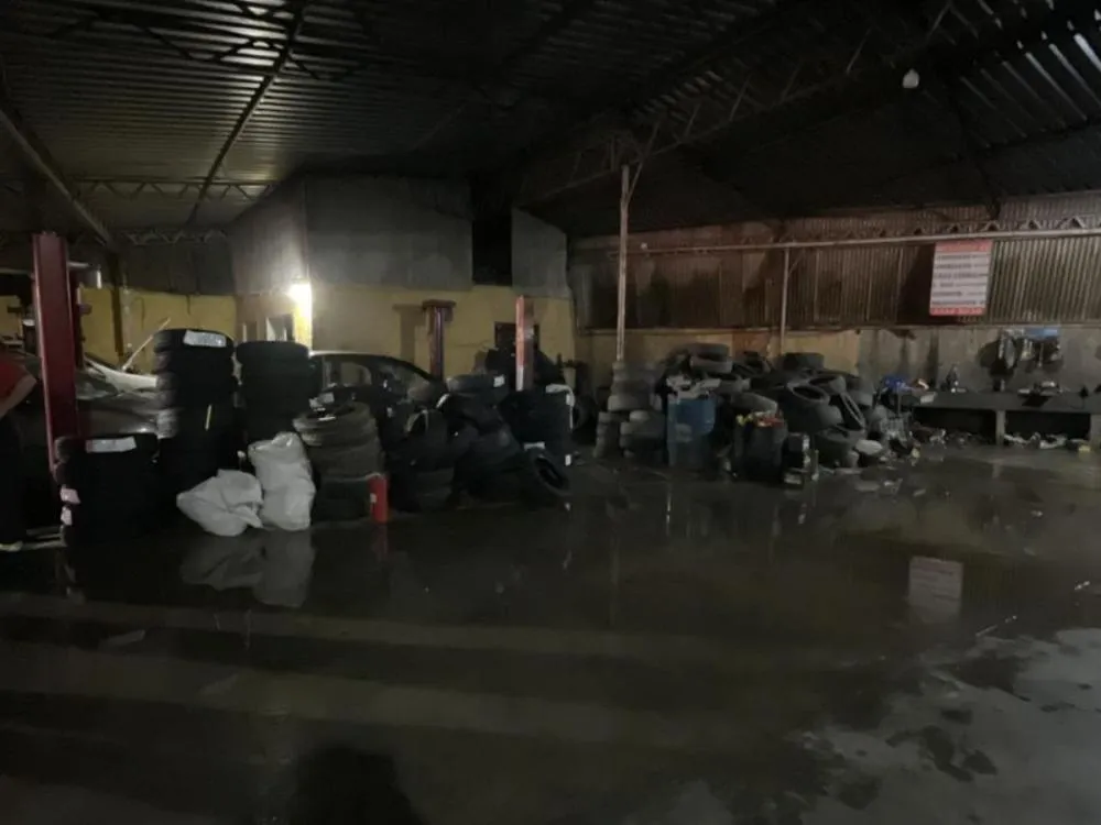 Carro pega fogo dentro de oficina e mobiliza bombeiros em Guabiruba