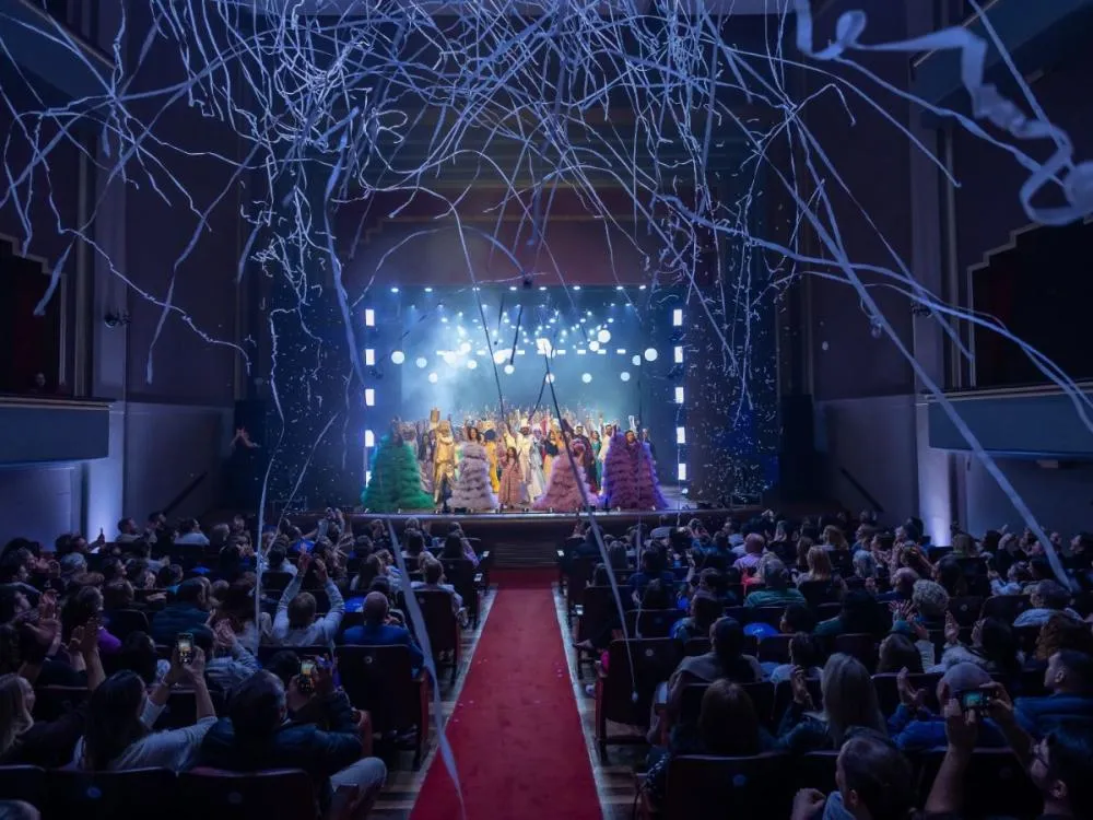 Espetáculo 'O Realizador de Sonhos' encanta mais de 1.500 crianças no Teatro Carlos Gomes, em Blumenau