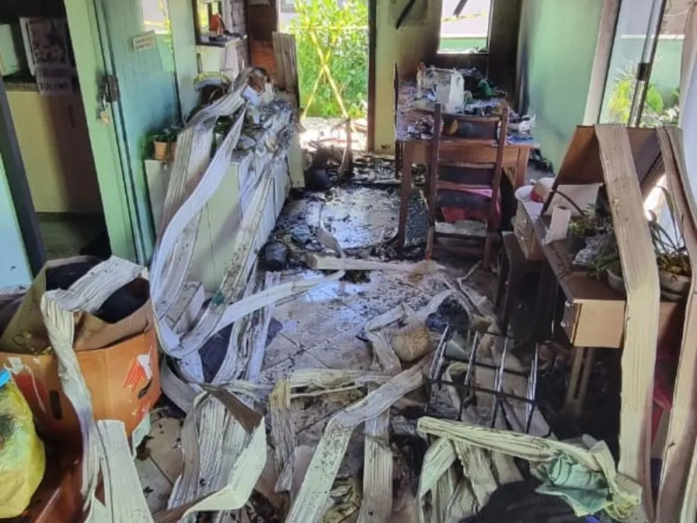 Casa pega fogo em Rio do Sul e vizinho ajuda antes da chegada dos bombeiros