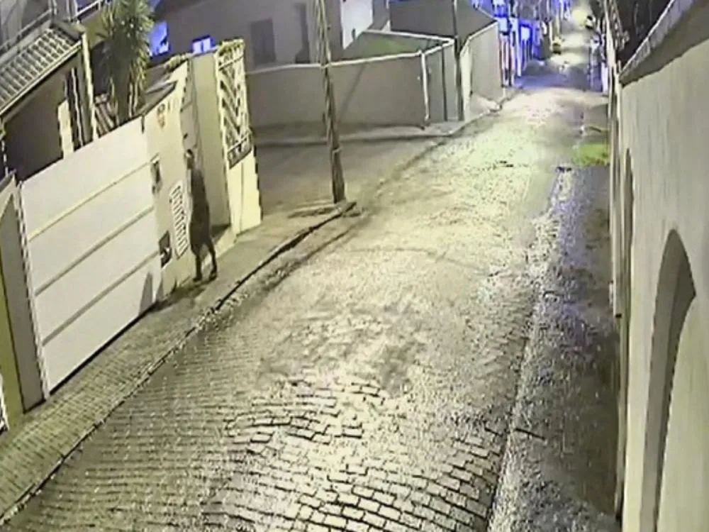 Moradores relatam sequência de furtos de portões e lixeiras de alumínio na Escola Agrícola