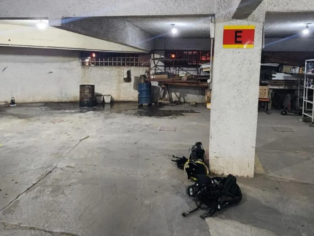 Latão pega fogo em garagem de prédio e mobiliza bombeiros no bairro Victor Konder, em Blumenau