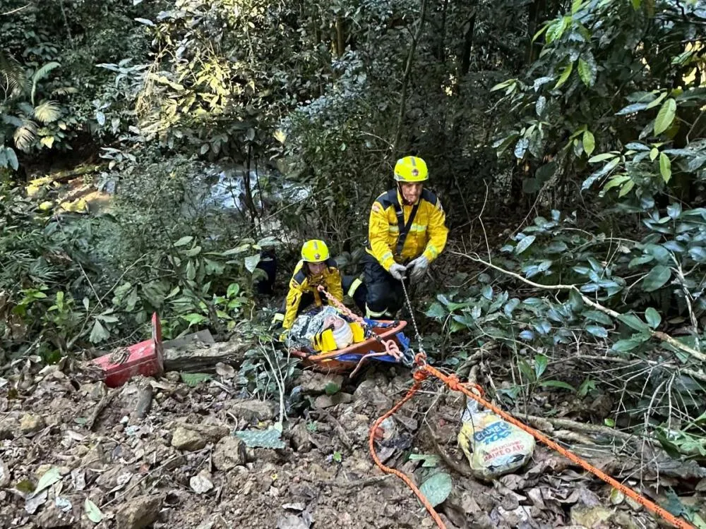 Mulher passa horas à espera de socorro após cair de cachoeira em Blumenau