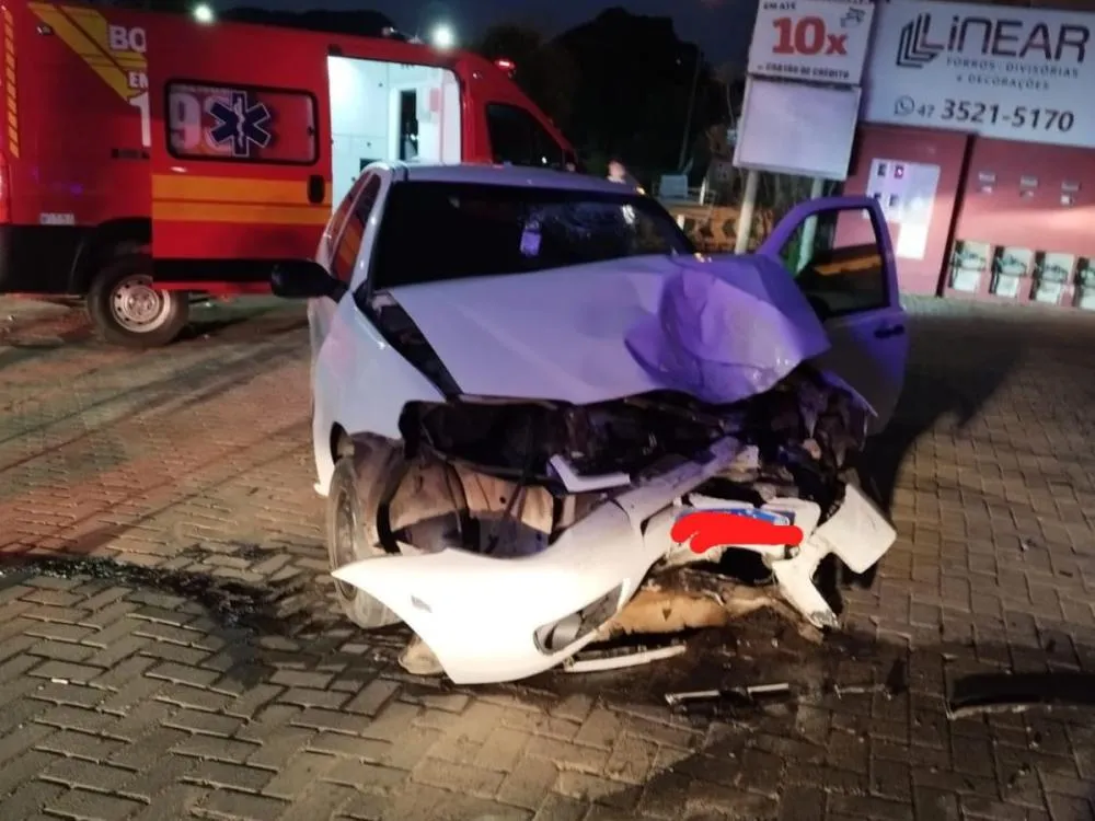 Homem fica ferido após bater carro contra poste no Alto Vale