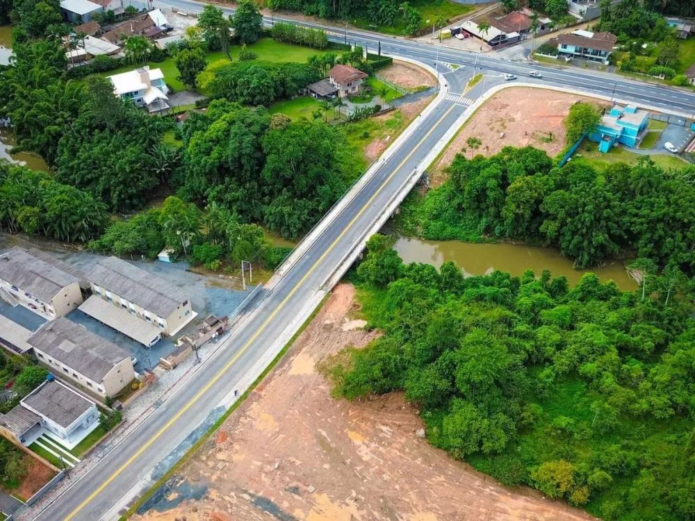 Obras em Blumenau e região com foco em mobilidade, saúde e prevenção de cheias reforçam infraestrutura