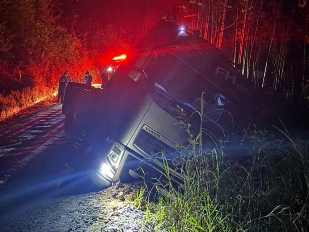 Caminhão perde controle, sai da pista e fica preso em ribanceira em Botuverá