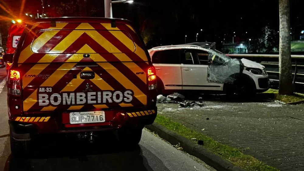 Motorista perde controle e bate em árvores no Centro de Blumenau