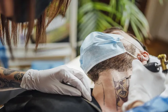 Tatuador do Vale do Itajaí é condenado por tatuar adolescente de 16 anos sem autorização dos pais