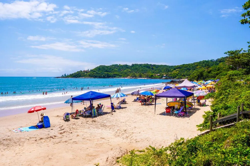 Ambulantes em Penha terão que usar uniforme e participar de curso para atuar na temporada de verão 2025/2026