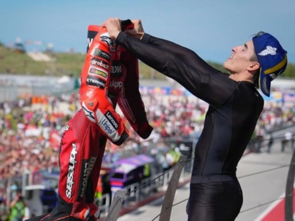 GP de San Marino – MotoGP 2025 - MM 93 com a mão na taça