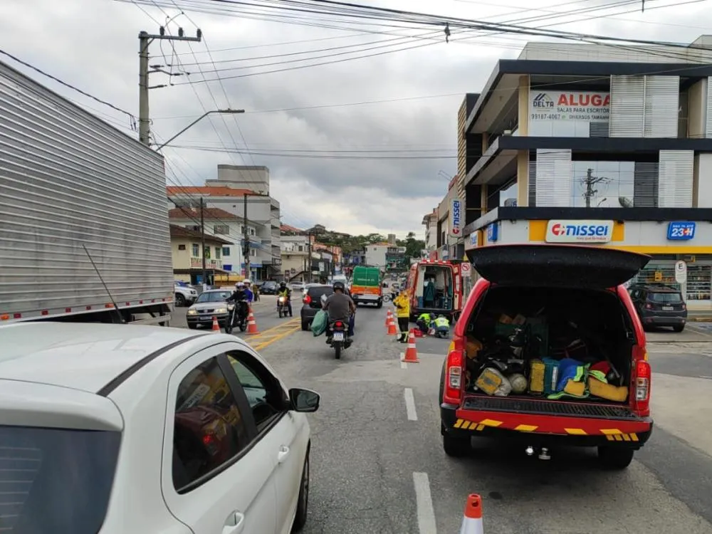 Adolescente fica ferida em batida entre carro e bicicleta elétrica em Gaspar