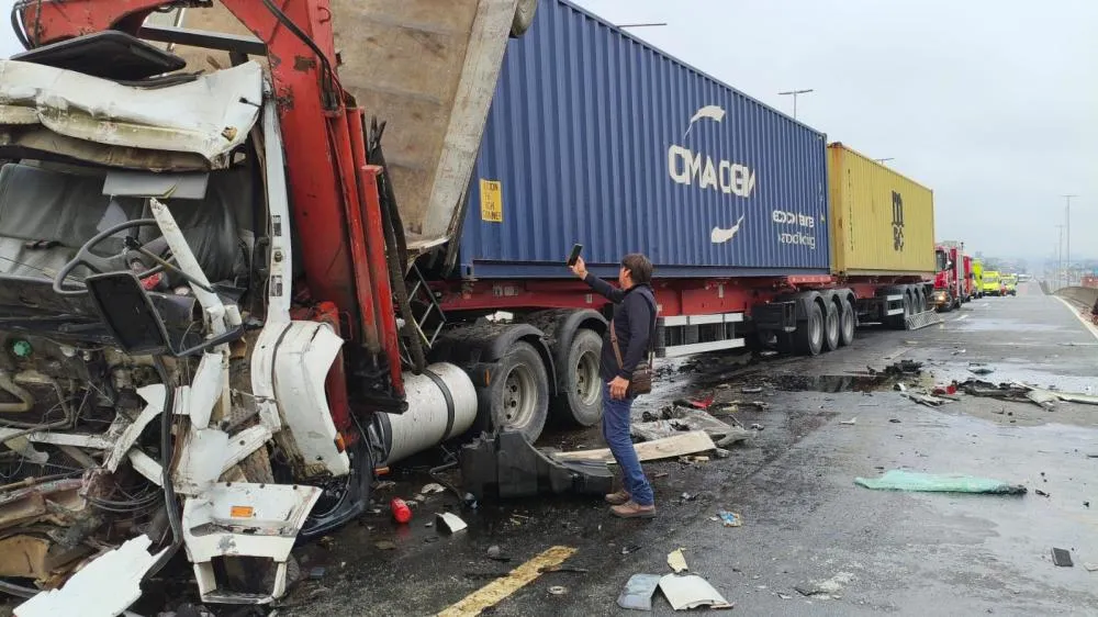 Engavetamento deixa vítimas presas às ferragens e interdita trecho da BR-470 em Indaial