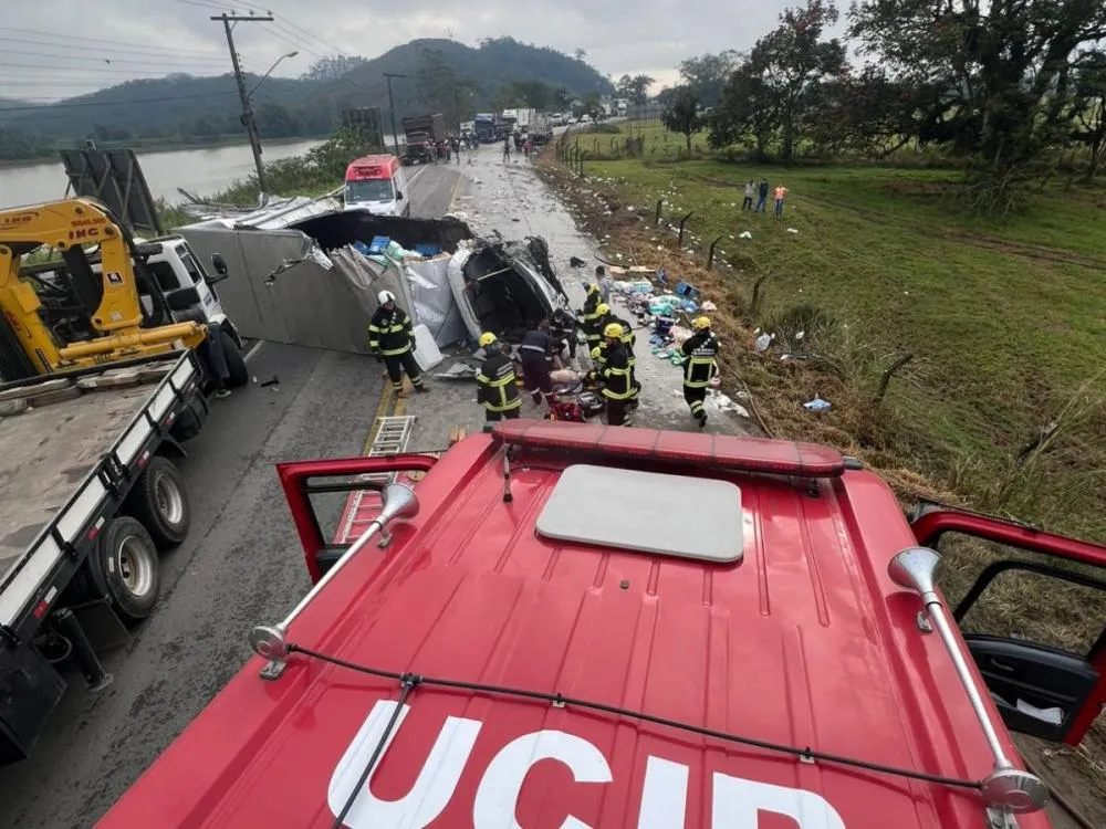 Batida entre caminhões deixa homem preso às ferragens e bloqueia trecho da Rodovia Jorge Lacerda em Ilhota