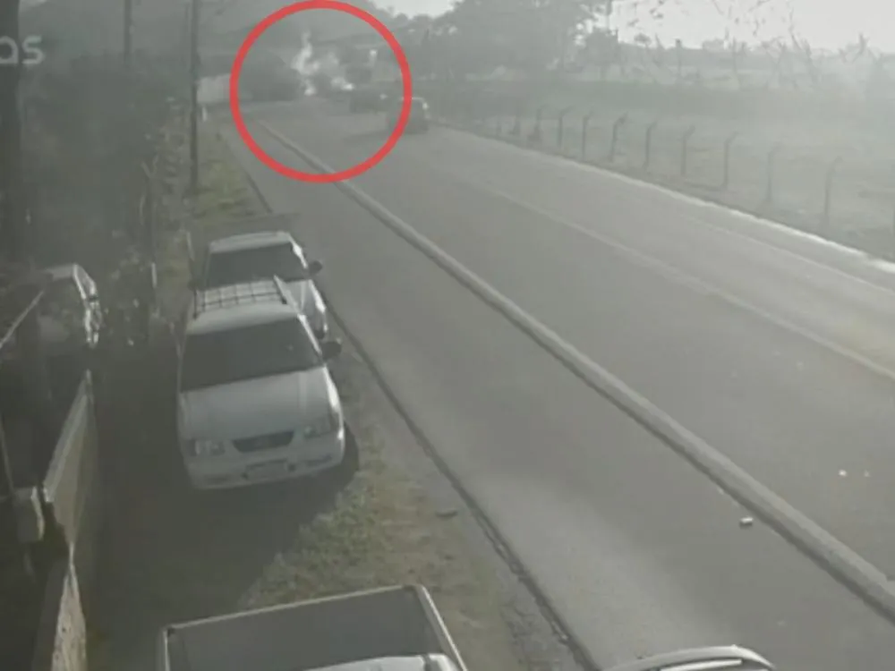 Câmera registra acidente entre caminhões na Rodovia Estadual Jorge Lacerda, em Ilhota