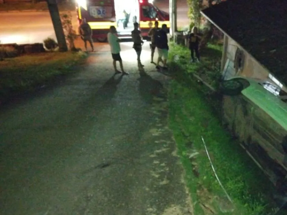 Jovem fica preso entre barranco e casa após perder o controle e capotar carro em Guabiruba