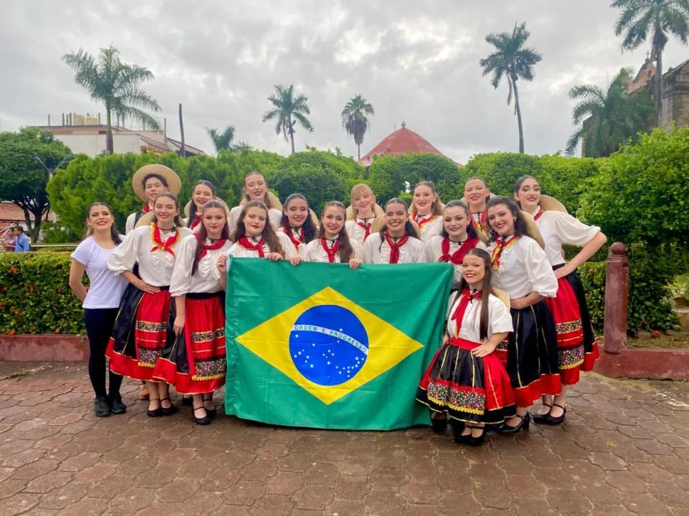 Bailarinos de Luiz Alves representam o Brasil em festival no México e celebram intercâmbio cultural