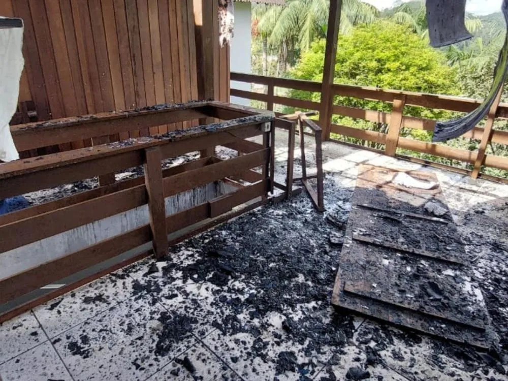 Incêndio atinge área de festas em casa no bairro Valparaíso, em Blumenau