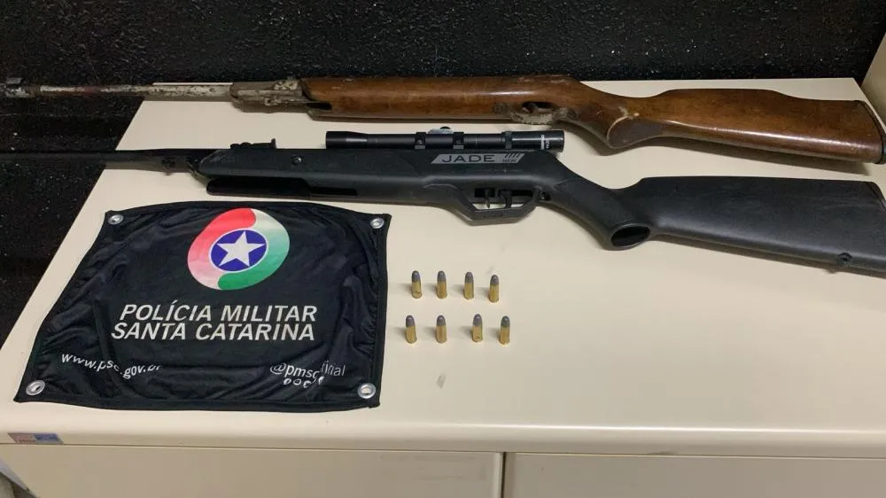 Armas e munições são apreendidas em imóvel após denúncia em Ilhota