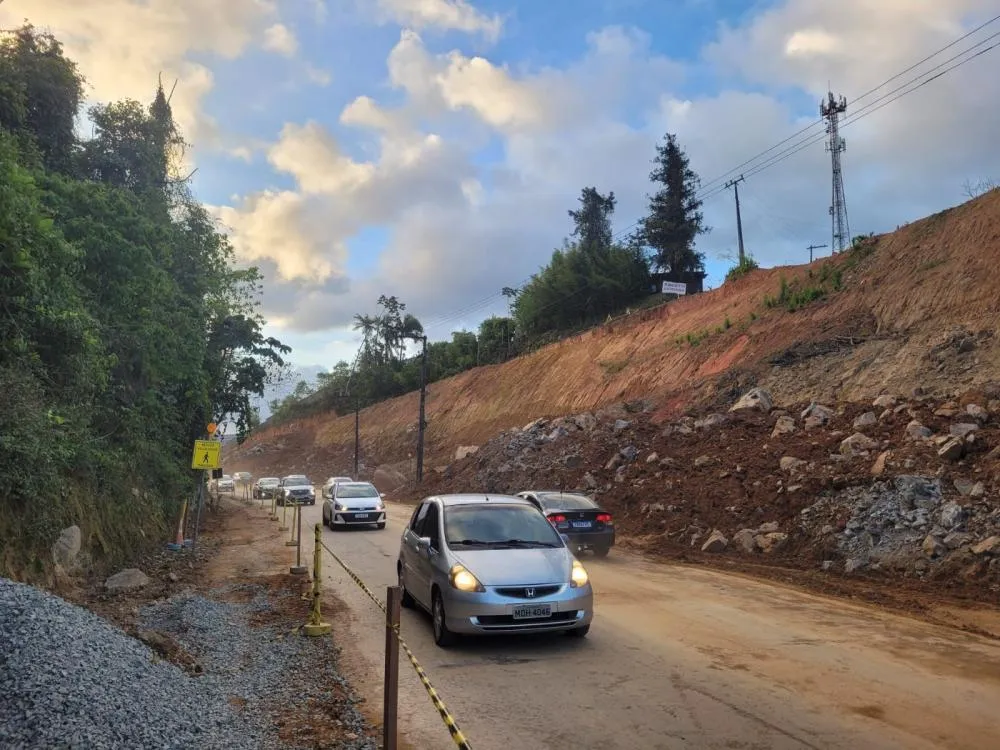 Motoristas enfrentam lentidão na Rua Engenheiro Udo Deeke em Blumenau nesta sexta
