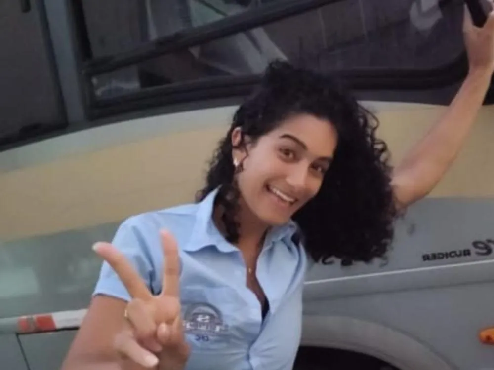 Instrutora de autoescola em Blumenau viraliza nas redes sociais com vídeos bem-humorados das aulas de direção