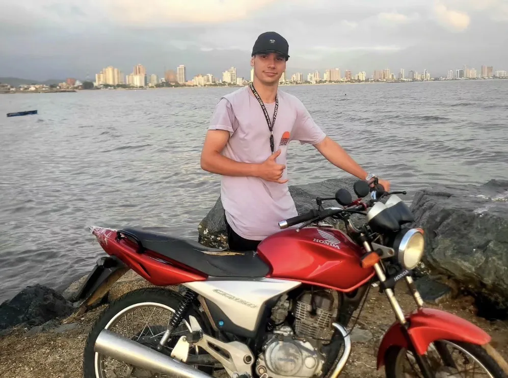 Jovem motociclista que morreu em acidente na rua Pedro Zimmermann, em Blumenau, é identificado
