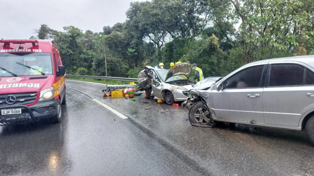Homem fica ferido em acidente entre dois carros na BR-470, em Pouso Redondo