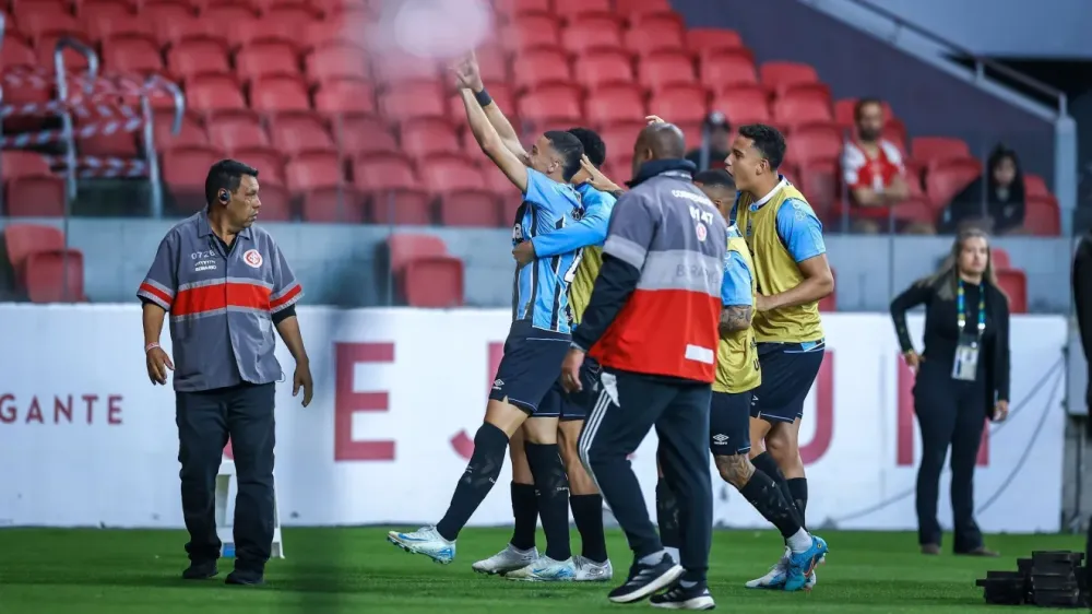 Clássico Gre-Nal tem pênaltis polêmicos e vitória tricolor de virada no Beira-Rio