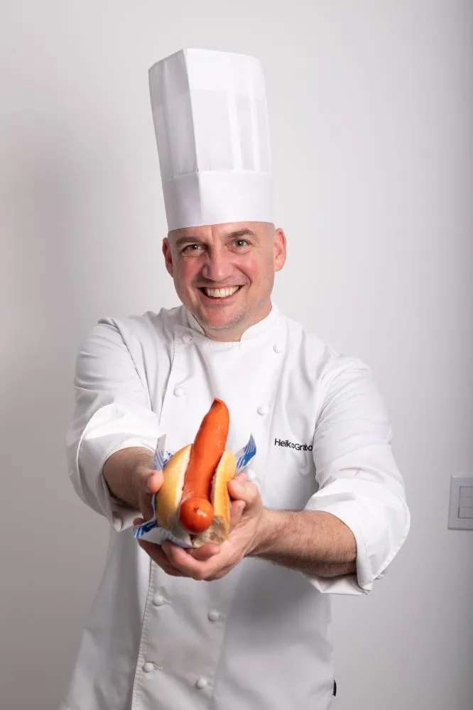 Em parceria com a Fricar, de Timbó, Heiko Grabolle espera servir mais de seis toneladas de salsichão na festa. Foto: Maria Eduarda Vasselai