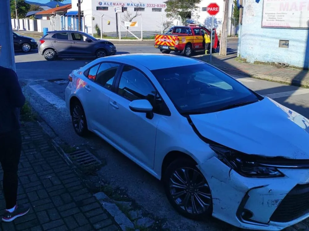 Acidente entre dois carros mobiliza bombeiros na manhã desta terça em Gaspar