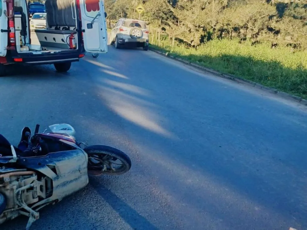 Batida entre moto e carro deixa mulher ferida em acidente de trânsito