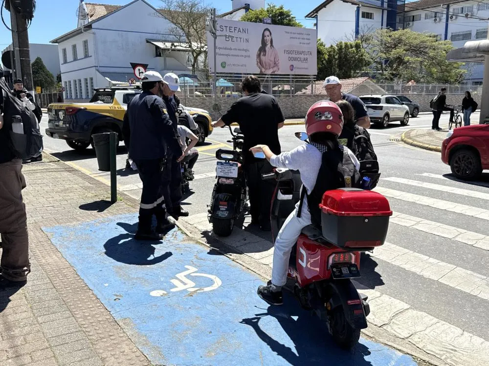 Gaspar realiza blitz educativa na Semana Nacional de Trânsito para orientar condutores de ciclomotores e patinetes