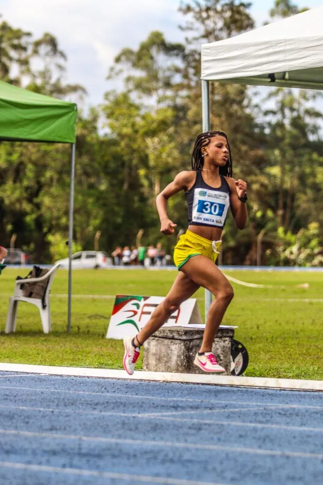 Treino solidário no Parque Ramiro Ruediger busca recursos para crianças e adolescentes no atletismo; saiba mais
