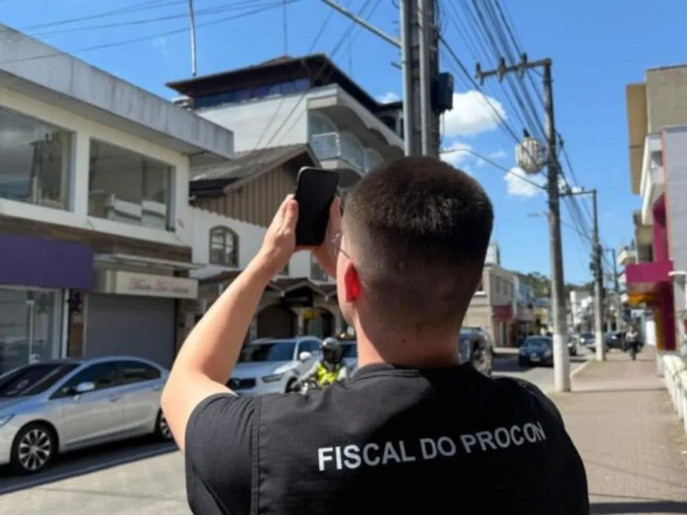 Fios soltos em postes viram alvo de fiscalização do Procon em Gaspar