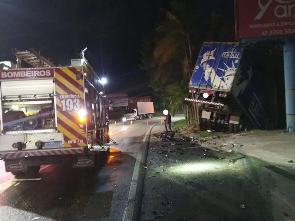 Batida entre caminhão e camionete mobiliza bombeiros na madrugada deste sábado em Brusque
