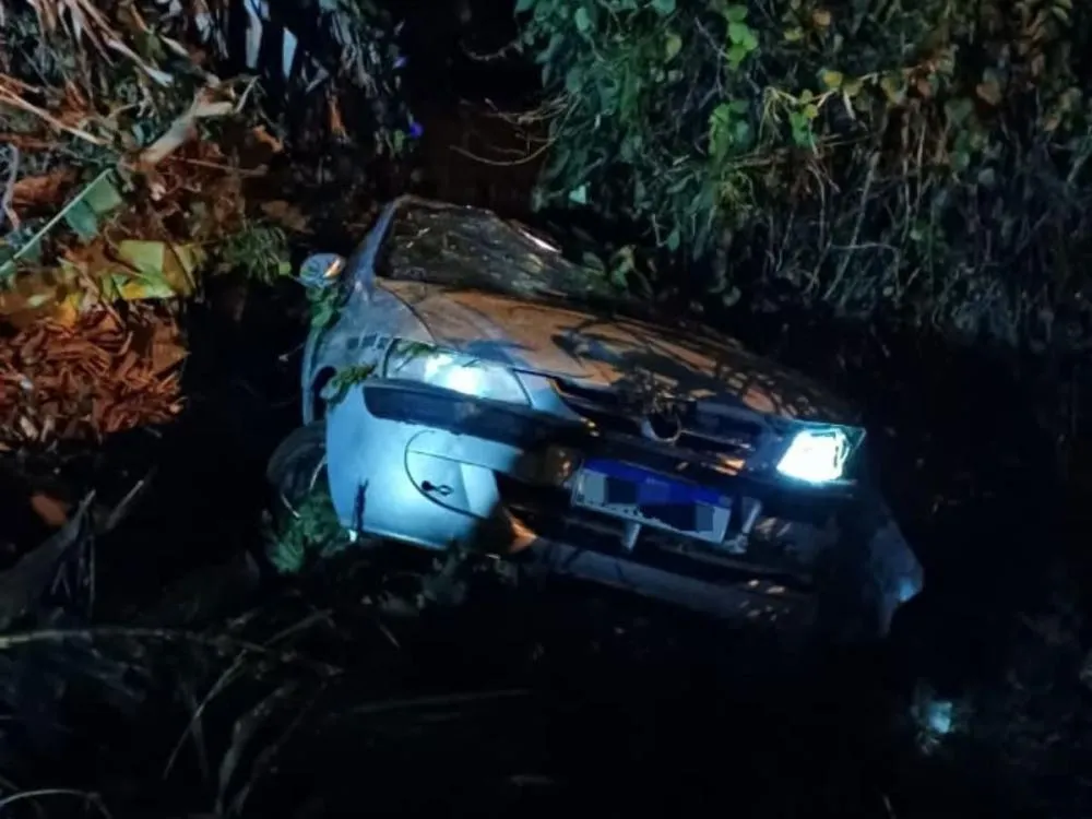 Acidente com capotamento deixa três feridos em área de difícil acesso no Alto Vale