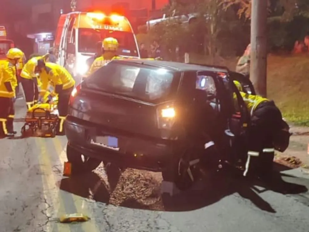 Motorista fica ferido após carro bater em poste em Gaspar