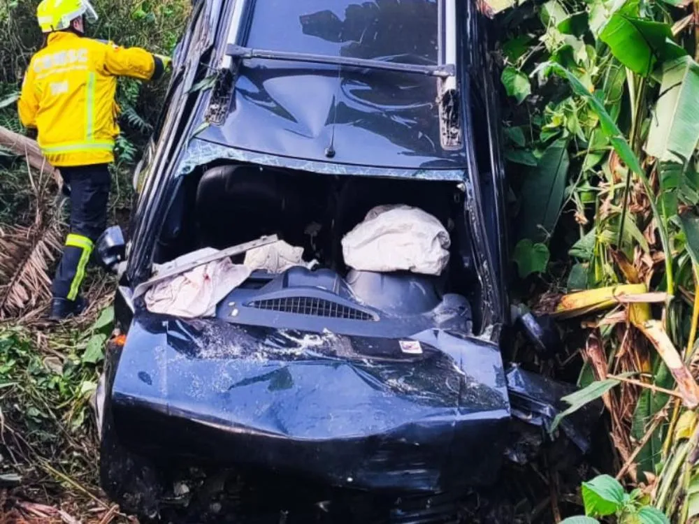 Mulher é resgatada com apoio de helicóptero após saída de pista em Gaspar