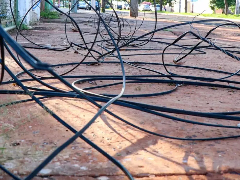 Após acidente com fio que quase degolou motociclista, Prefeitura de Blumenau se manifesta