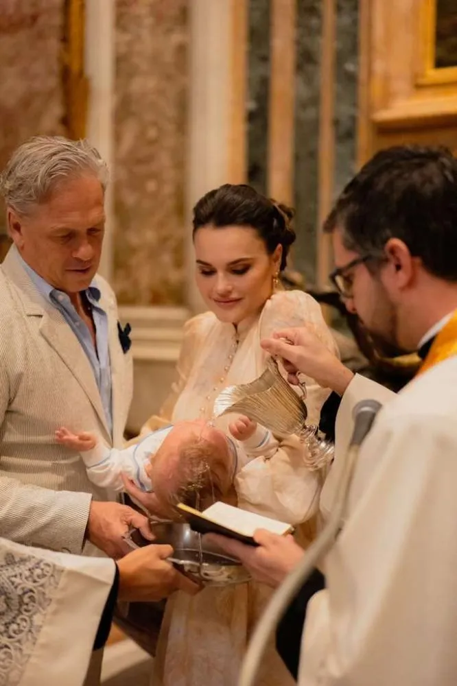 Advogada gasparense Romana Censi e marido batizam filho no Vaticano