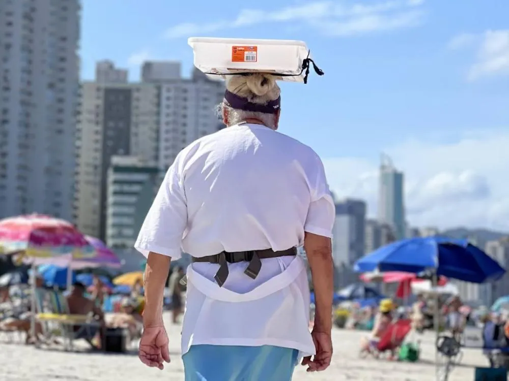 Balneário Camboriú altera edital e amplia vagas para comércio ambulante nas praias