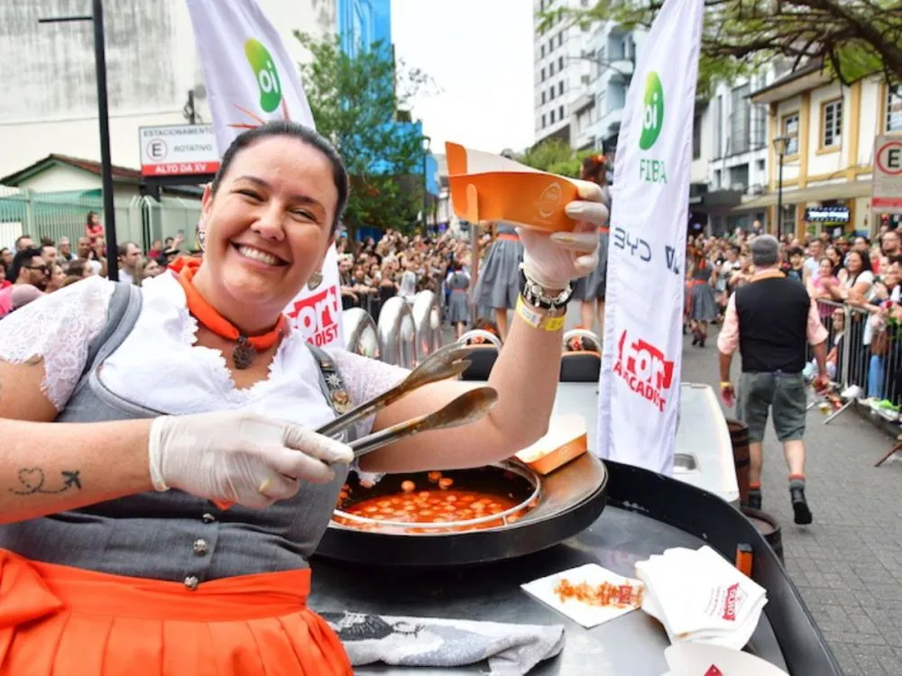 Com foco na gastronomia, grupo da Oktoberfest Blumenau servirá pão com bolinho durante desfiles na Rua XV