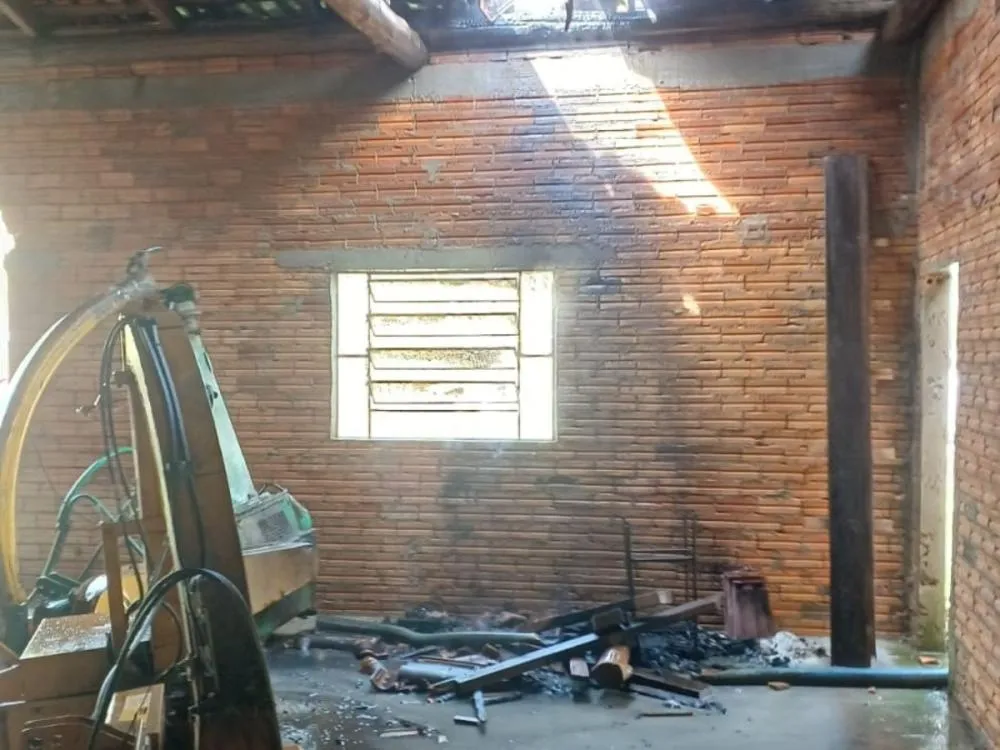 Incêndio atinge antiga escola de cidade do Alto Vale e mobiliza bombeiros