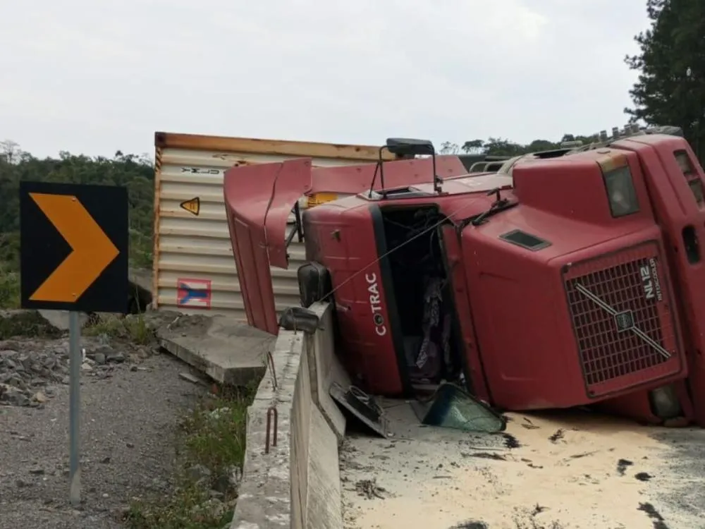 Carreta tomba na BR-470 em Rodeio e motorista sai sem ferimentos