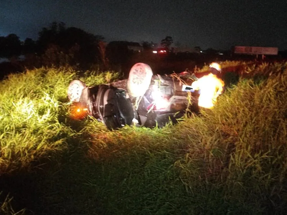 Jovem perde controle do carro e capota na BR-470, em Gaspar, na madrugada desta quarta-feira