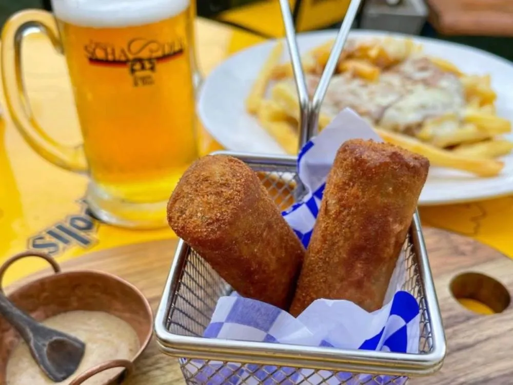 Parceria cultural: croquete de Petrópolis é novidade no cardápio da Oktoberfest Blumenau 2025