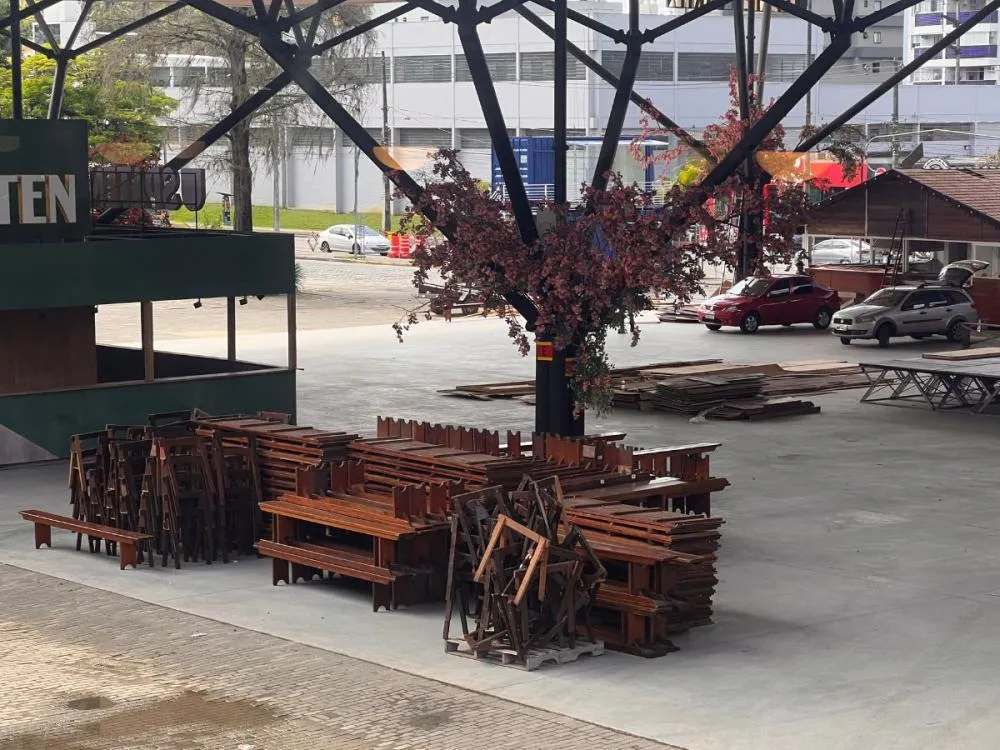 Faltam seis dias para a Oktoberfest Blumenau 2025; equipes aceleram montagem no Parque Vila Germânica