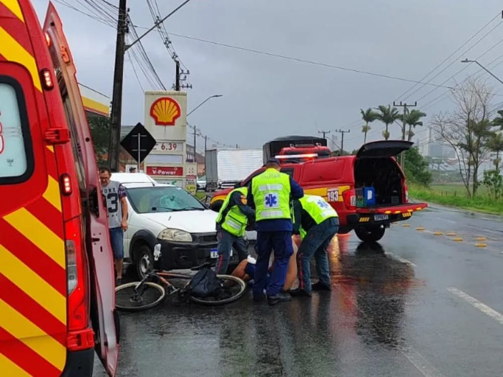 Jovem ciclista fica ferido em batida com carro em Gaspar