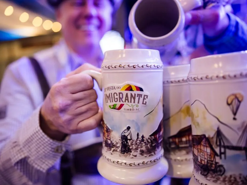 Festa do Imigrante de Timbó tem Freechopp Band, Herr Schmitt e Passarela nesta quinta-feira; confira a programação