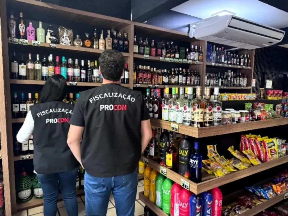 Metanol: Procon de Blumenau fiscaliza venda de bebidas alcoólicas para prevenir casos de intoxicação